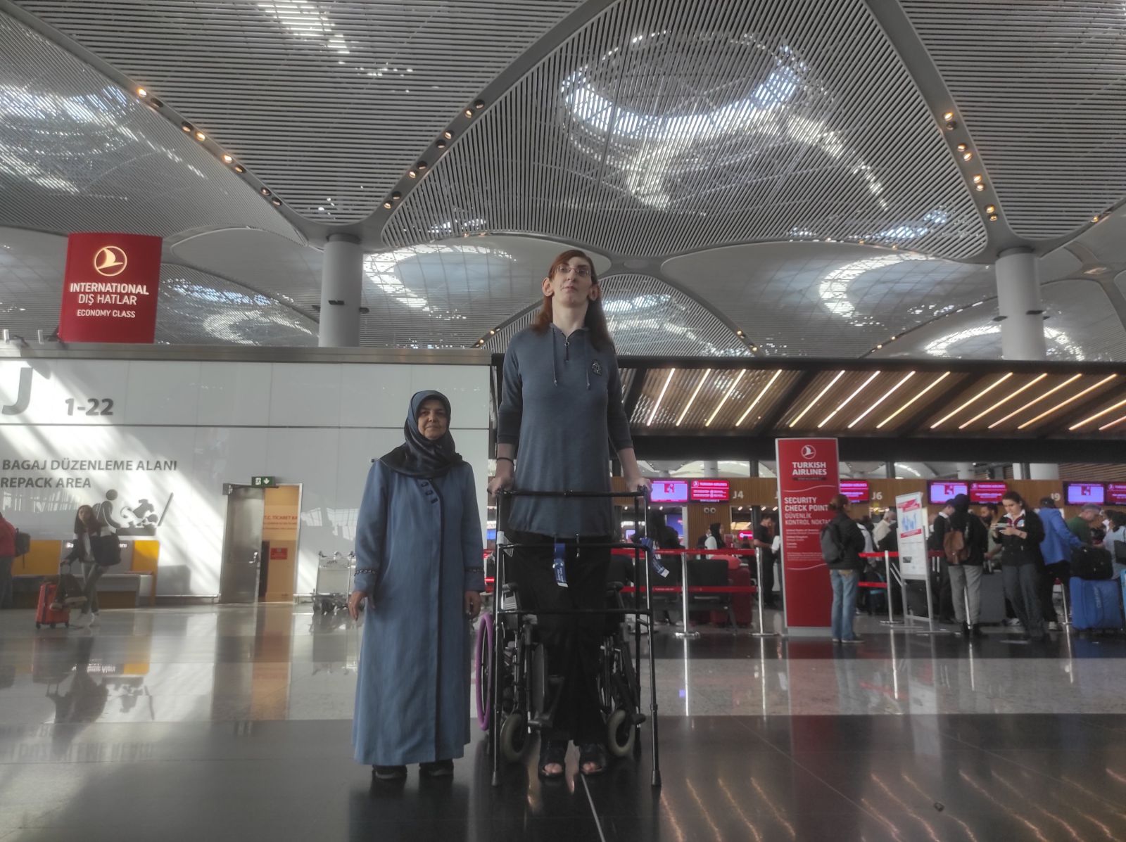 First Flight Of The Tallest Woman In The World Turkish Airlines Made It By Removing Six Seats